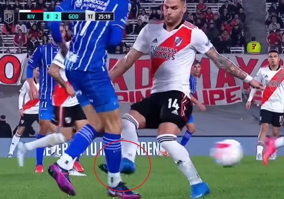 Planchazo de Leandro González Pirez a Tadeo Allende. Lamolina sancionó al jugador de River sólo con una amarilla cuando correspondía expulsión.