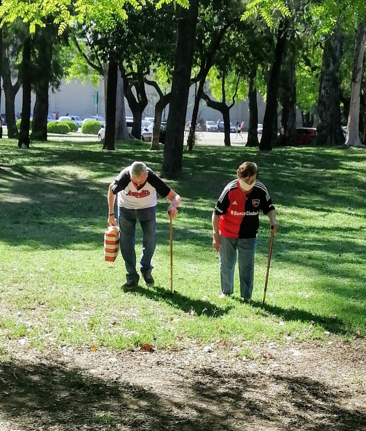 Una pareja de adultos mayores hinchas de Newell’s conmovió a redes leprosas