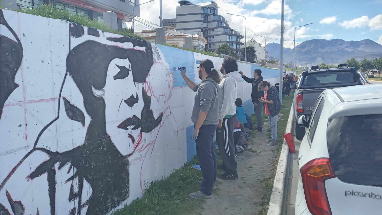 Agrupaciones, vecinos y vecinas estuvieron abocados a poner en valor el mural malvinero que se sitúa en inmediaciones del puerto.