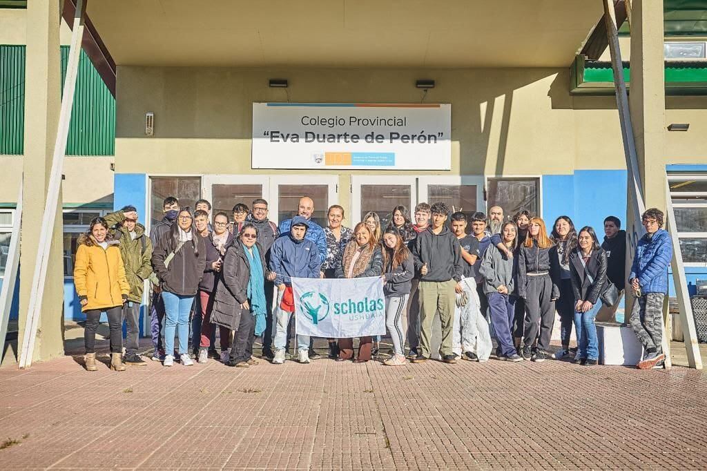 Ushuaia: finalizó la etapa inicial de “Mi Primer Arbolito” en el colegio “Eva Duarte”