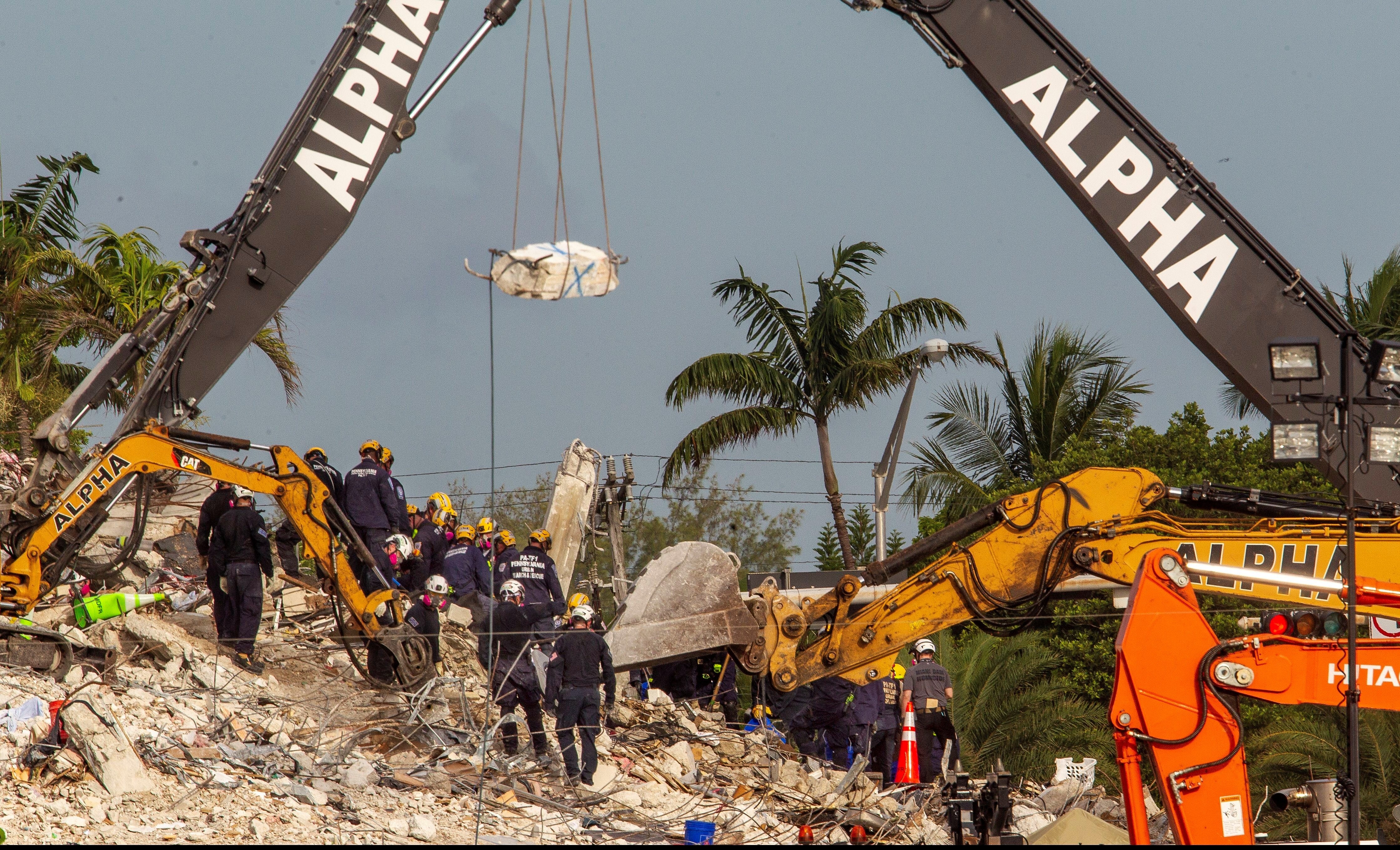 Rescatistas encontraron tres cuerpos más y ya son 27 los muertos confirmados por el derrumbe en Surfside, Miami.