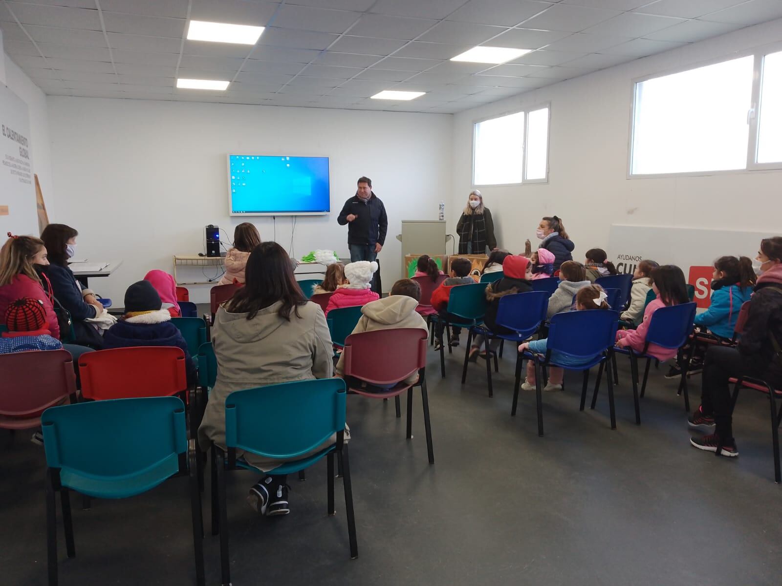 Alumnos del Jardín de Infantes Nº 913 acompañados por docentes y madres, efectuaron, este lunes, una visita al Aula Interactiva y  a  la Planta de Tratamiento, Separación y Recuperación de Residuos Sólidos Urbanos de Tres Arroyos.