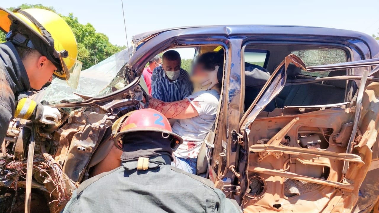 Accidente vial en Puerto Leoni dejó a una mujer lesionada y atrapada en su camioneta.