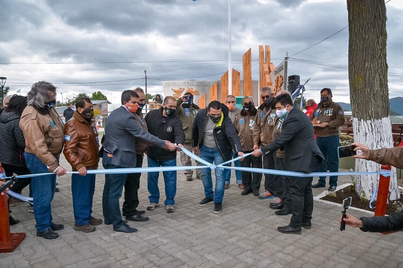 Los mandatarios de Ushuaia y Tolhuin, junto a Veteranos de la Guerra de Malvinas de Ushuaia y Río Grande, y el Secretario de Malvinas de Tierra del Fuego, inauguraron la Plazoleta "Veteranos de Malvinas".