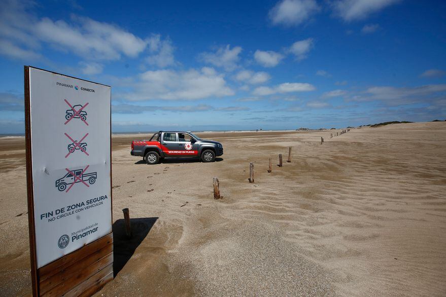 Un cartel que marca la prohibición para vehículos en zonas no seguras de Pinamar (Gentileza Mauro V. Rizzi - La Nación).