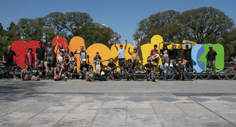 enes de la Ciudad disfrutaron de la primer Pateada Urbana de la Capital.