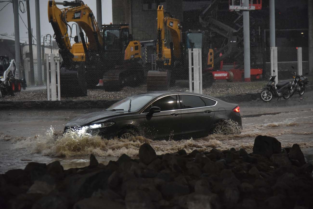 Fuertes lluvias en Córdoba. Varias calles inundadas por el temporal (Facundo Luque / La Voz)