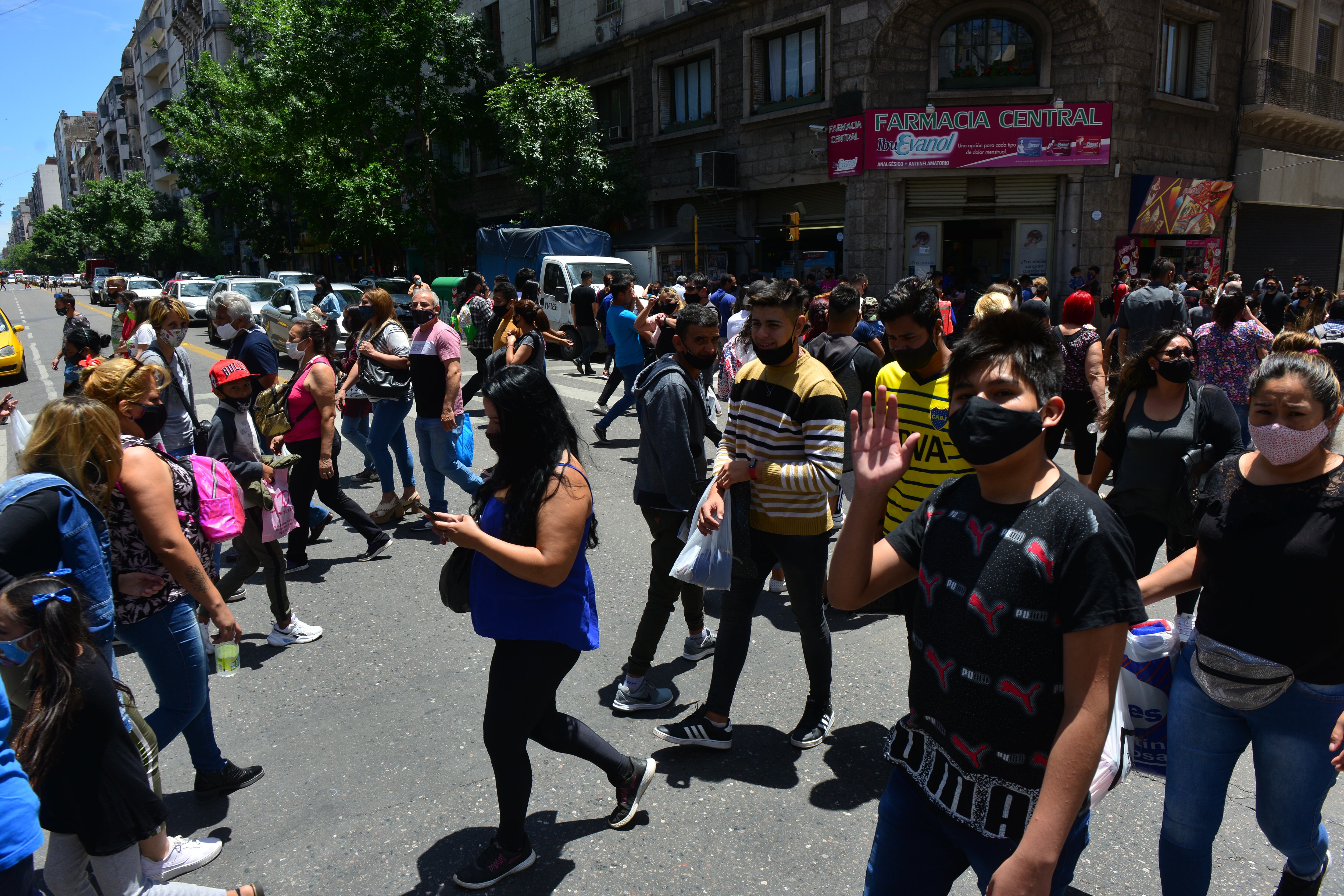 Gran movimiento en las calles de Córdoba ante el fin de semana largo