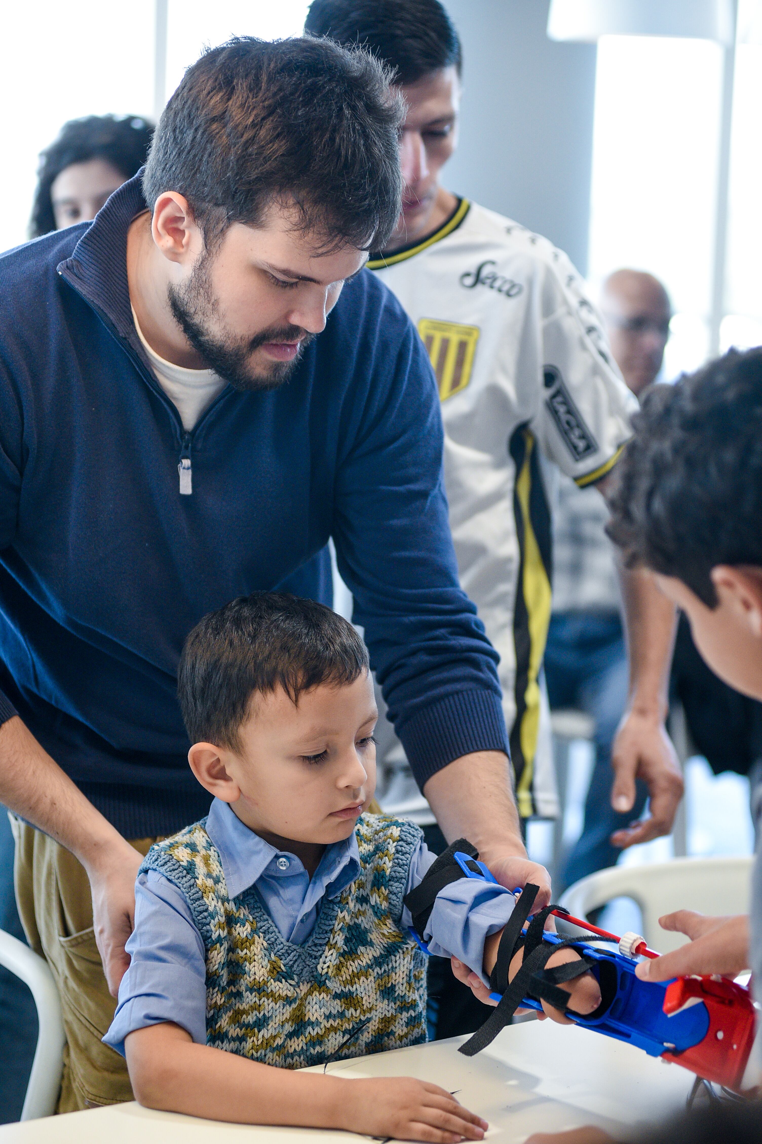 Gino Tubaro encabezó un proyecto para construir y donar 20 prótesis mecánicas impresas en 3D.