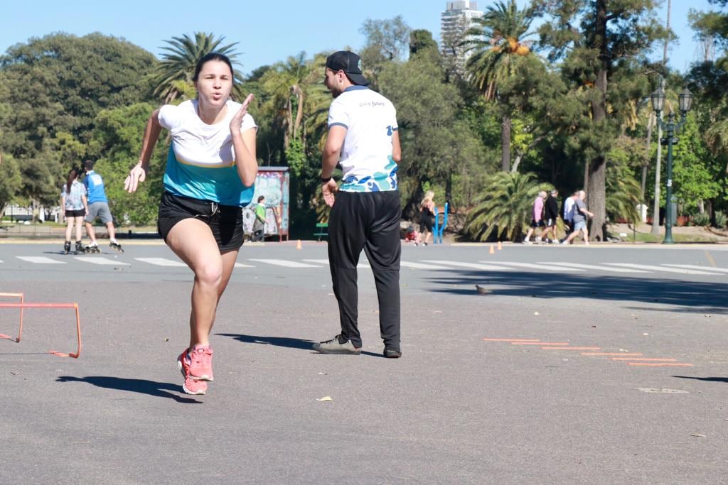 Una guía para hacer gimnasia y entrenarse gratis en las plazas en la Ciudad.