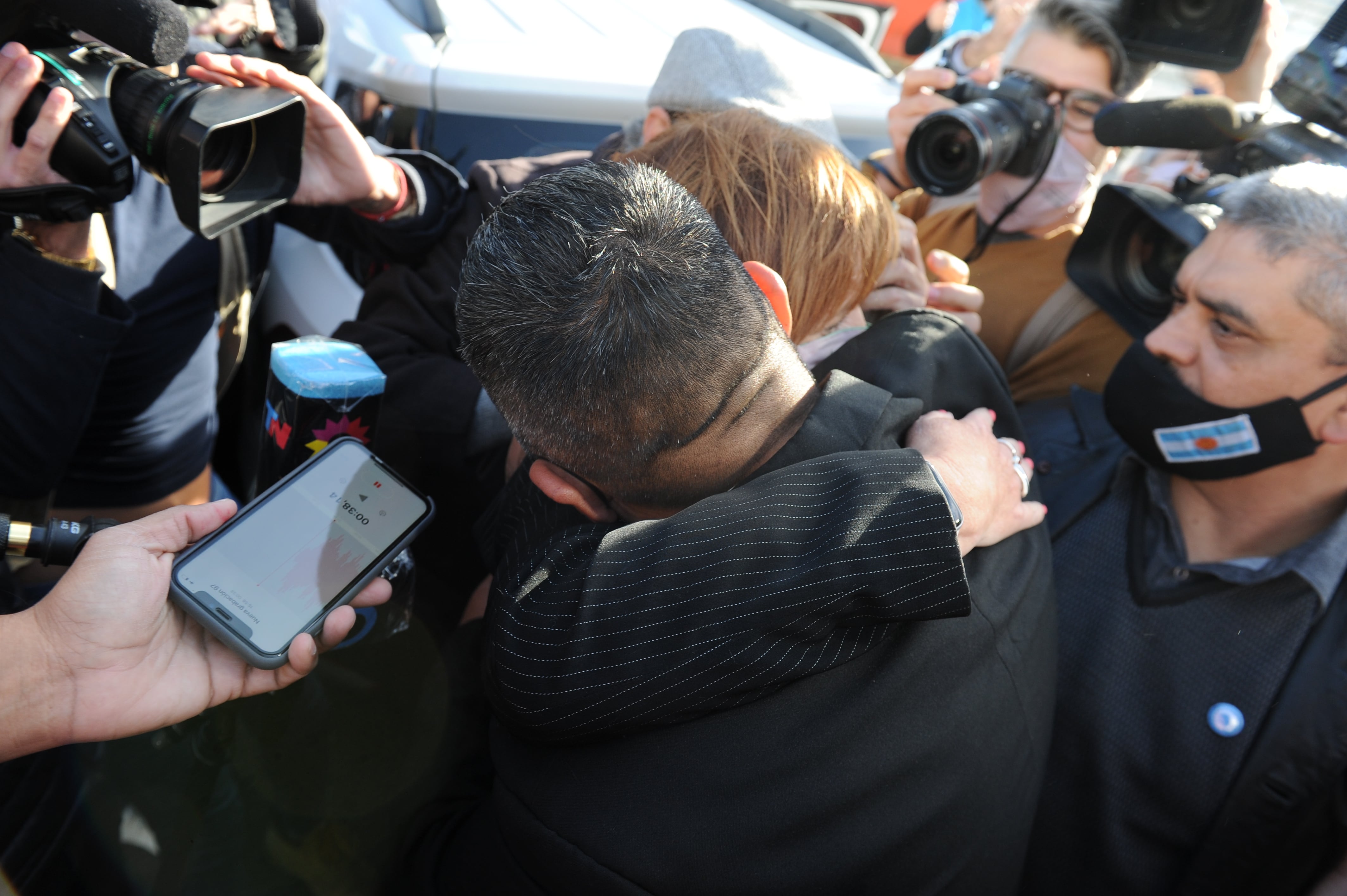 Caso Chocobar
Tribunales de Comodoro Py
Luis Chocobar se abraza con Patricia Bullrich luego de conocerse la sentencia.

Foto Clarin