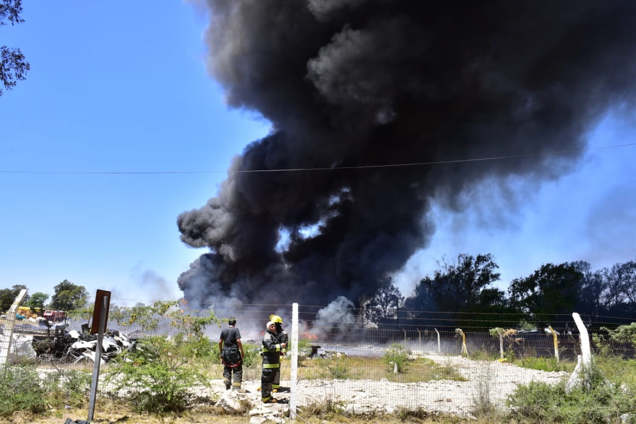 Monte Cristo. Incendio en una fábrica de durmientes plásticos (José Hernández/La Voz).