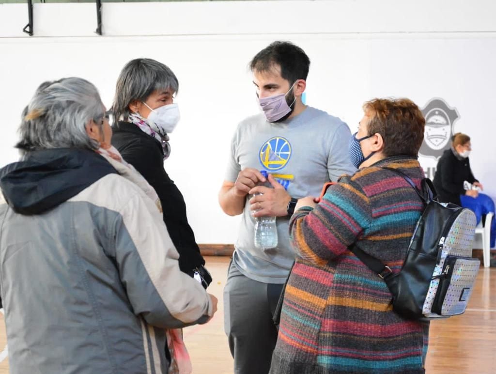 La actividad reunió a 50 personas mayores que participaron de clase de zumba y yoga y posteriormente compartieron una merienda.