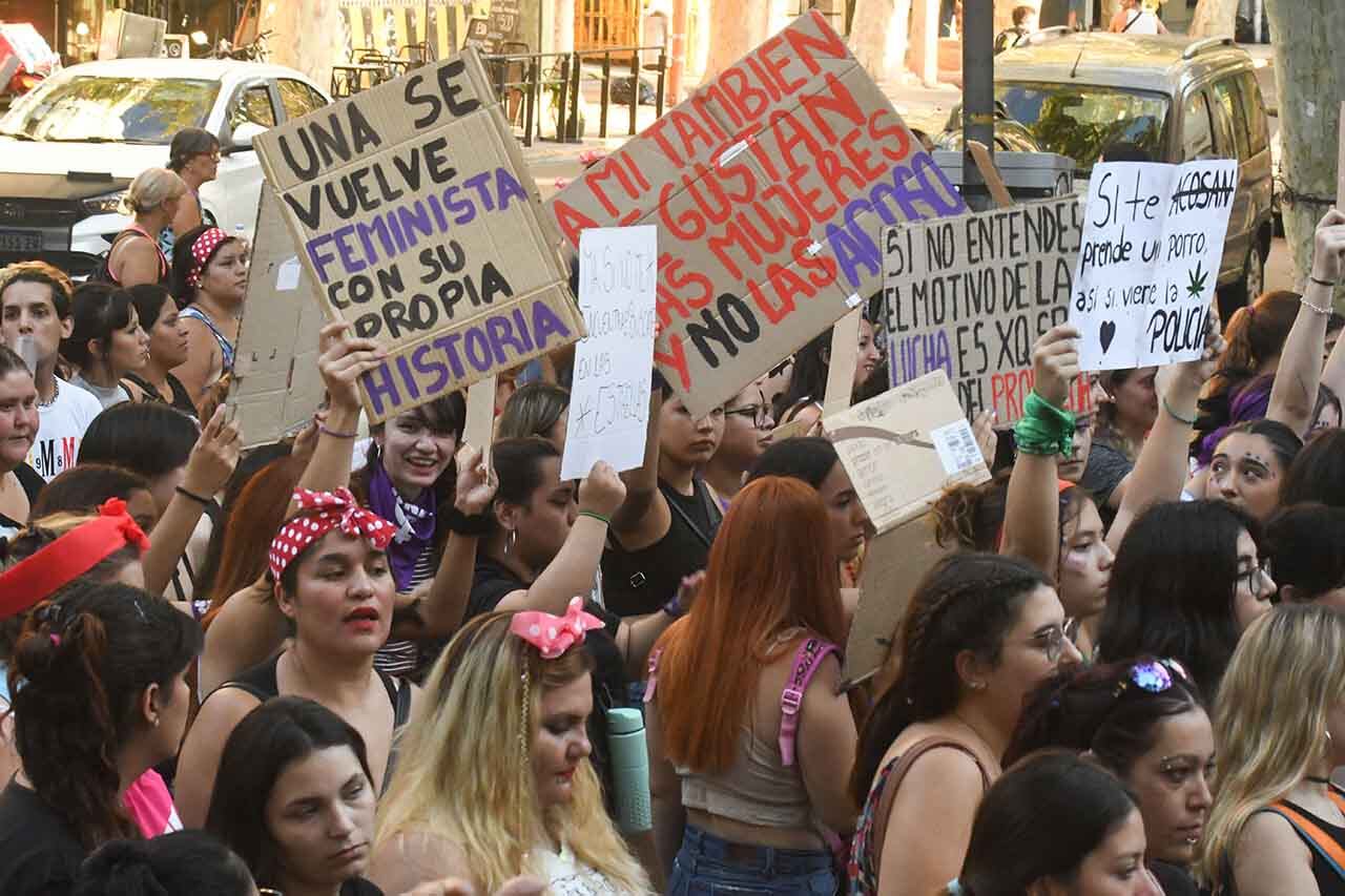 Marcha 8 M en conmemoración del día internacional de la mujer. Miles de mujeres caminaron por las calles de la Ciudad portando carteles, letreros, pancartas y banderas para hacer valer sus derechos

Foto:José Gutierrez / Los Andes 