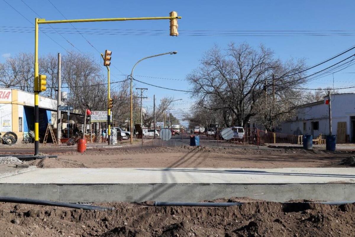 Para desterrar las habituales roturas, construyeron una base de hormigón de 20 centímetros en una transitada arteria