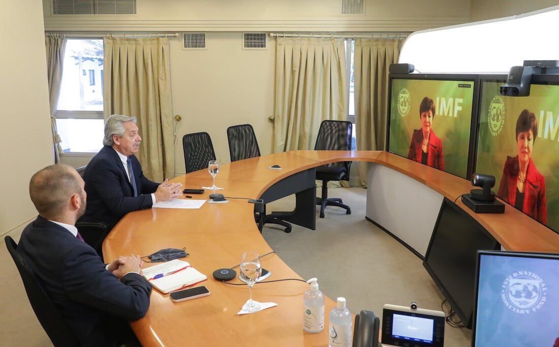 El presidente Alberto Fernández y el ministro Martín Guzmán junto a la titular del FMI, Kristalina Georgieva.