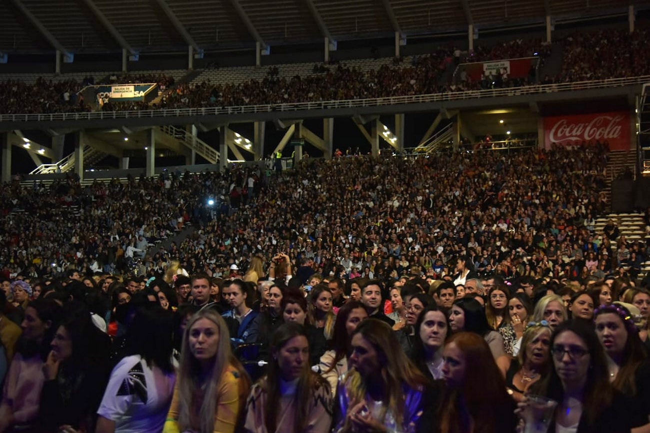 Abel Pintos brindó un show en el estadio Mario Alberto Kempes donde repasó grandes éxitos de su carrera. (Facundo Luque / La Voz)