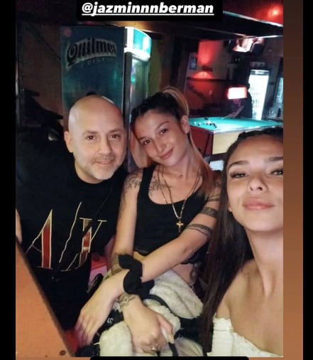 José María Muscari con las chicas que encontraron su celular