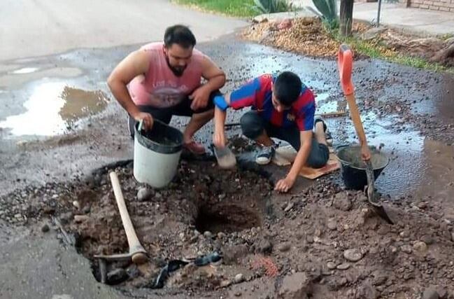 El hijo de Carlos Bogado arreglando la rotura en la red de Aysam. Foto: LV4 Radio San Rafael.