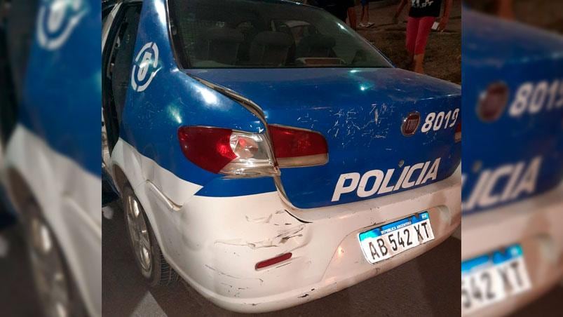 Los policías terminaron con politraumatismos y debieron ser trasladados a un hospital de la zona.