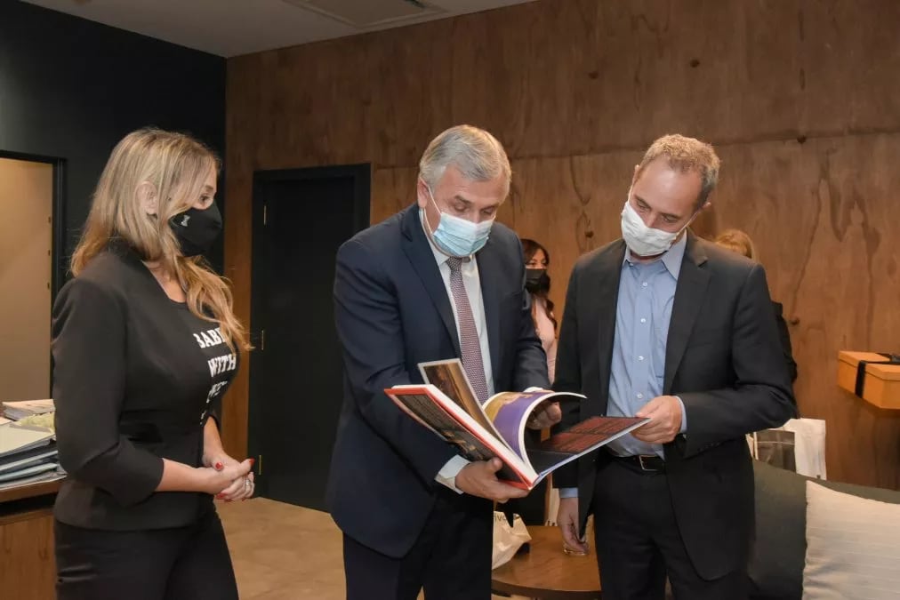 Como corolario de la reunión, Jordan Schwartz y los demás miembros de la delegación del Banco Mundial que visitó Jujuy recibieron presentes de cortesía.