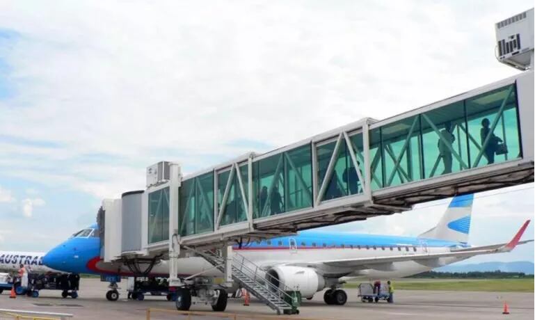 El vuelo 1470 de Aerolíneas Argentinas procedente del aeroparque "Jorge Newbery", arribó al aeropuerto internacional "Dr. Horacio Guzmán" abriendo una segunda frecuencia diaria para la conexión aérea de Jujuy con la Ciudad Autónoma de Buenos Aires.