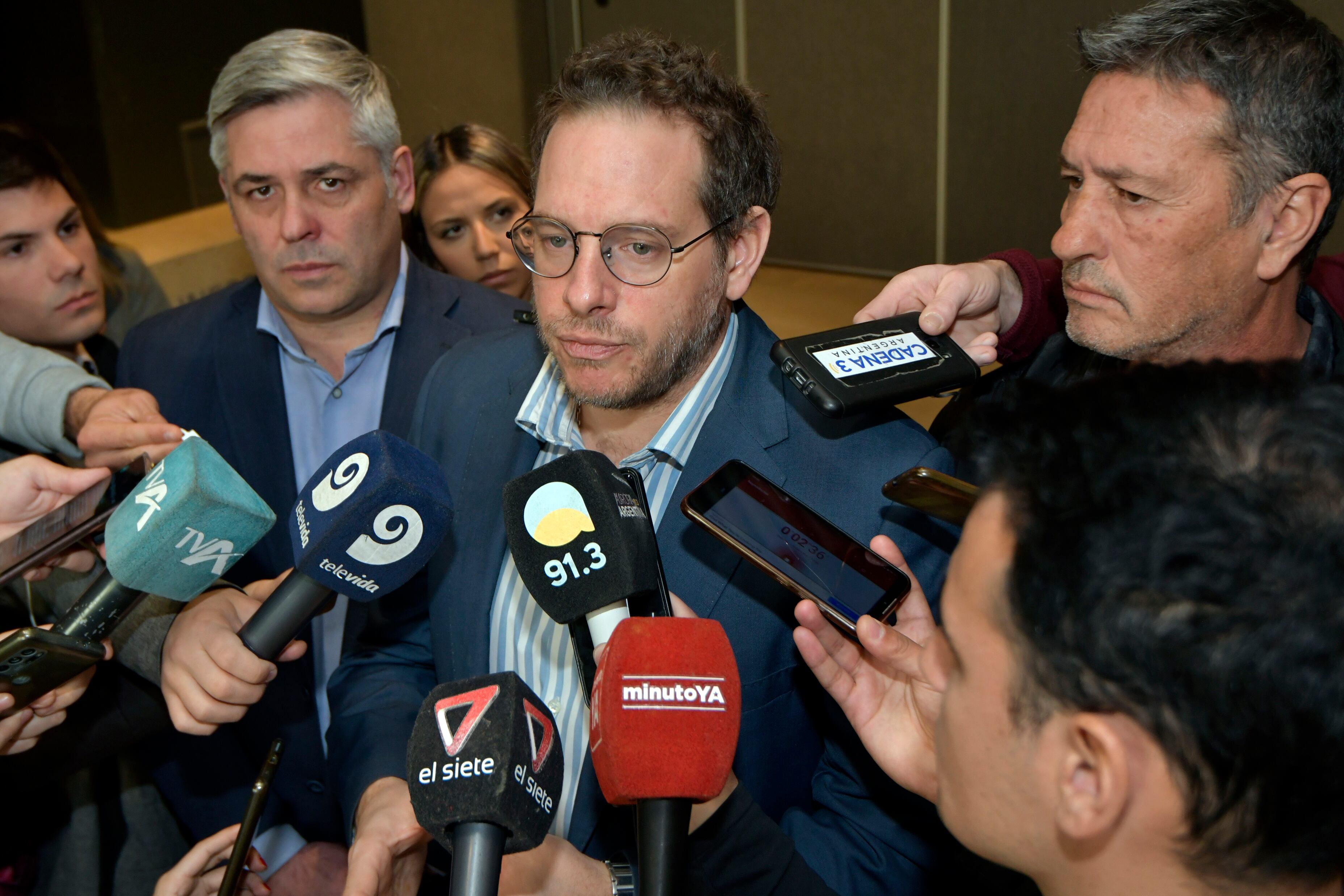 Legisladores provinciales del oficialismo y la oposición se reunieron esta mañana en el anexo del Senado de la Legislatura Provincial, para trabajar en un texto común en repudio del atentado que sufrió la vicepresidenta Cristina Kirchner. La única fuerza política que no participó fue el PRO
Lucas Ilardo 
Foto: Orlando Pelichotti / Los Andes