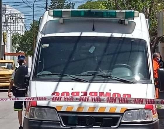 Bomberos y Policía de Córdoba trabajan en el domicilio.