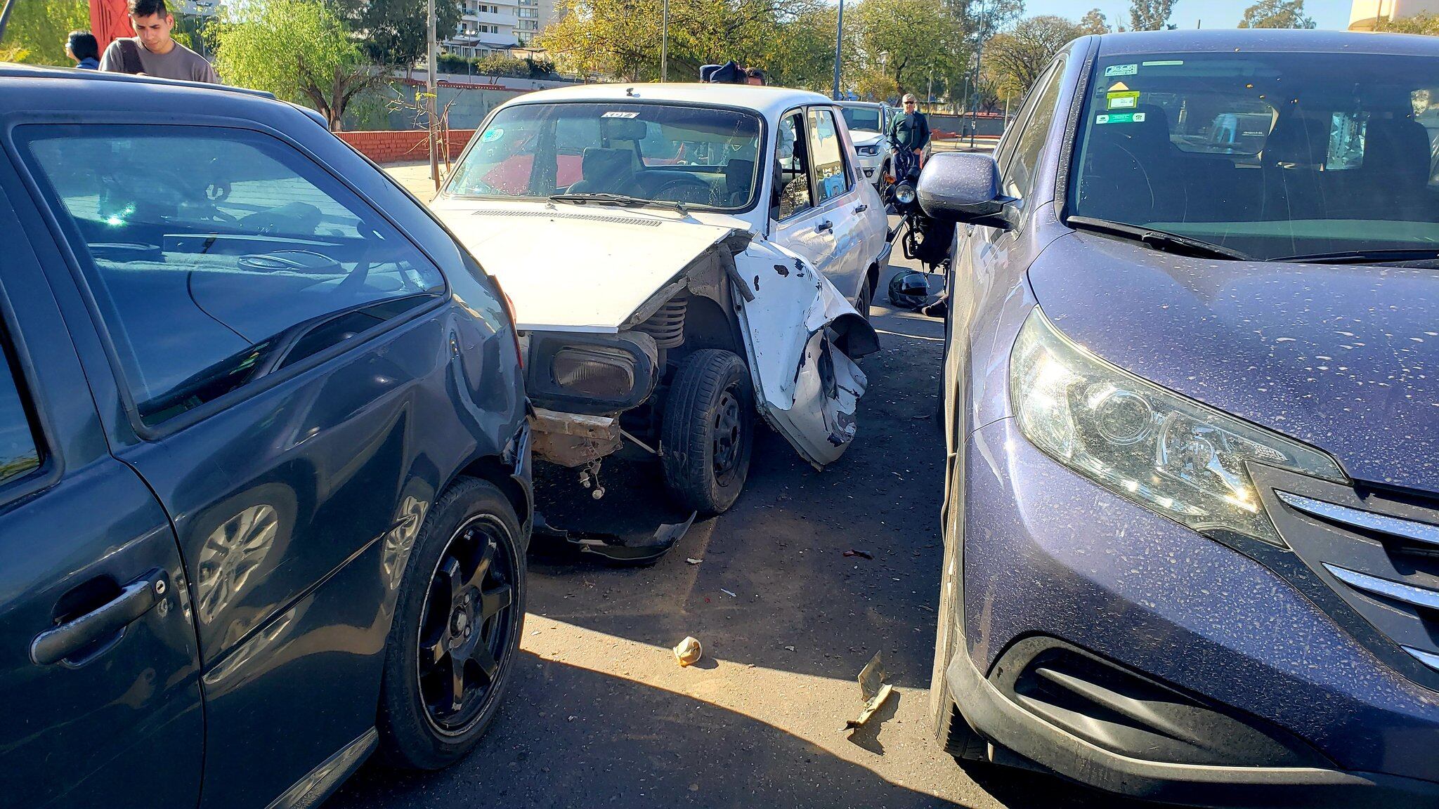 Un auto sin frenos provocó un choque entre siete vehículos.