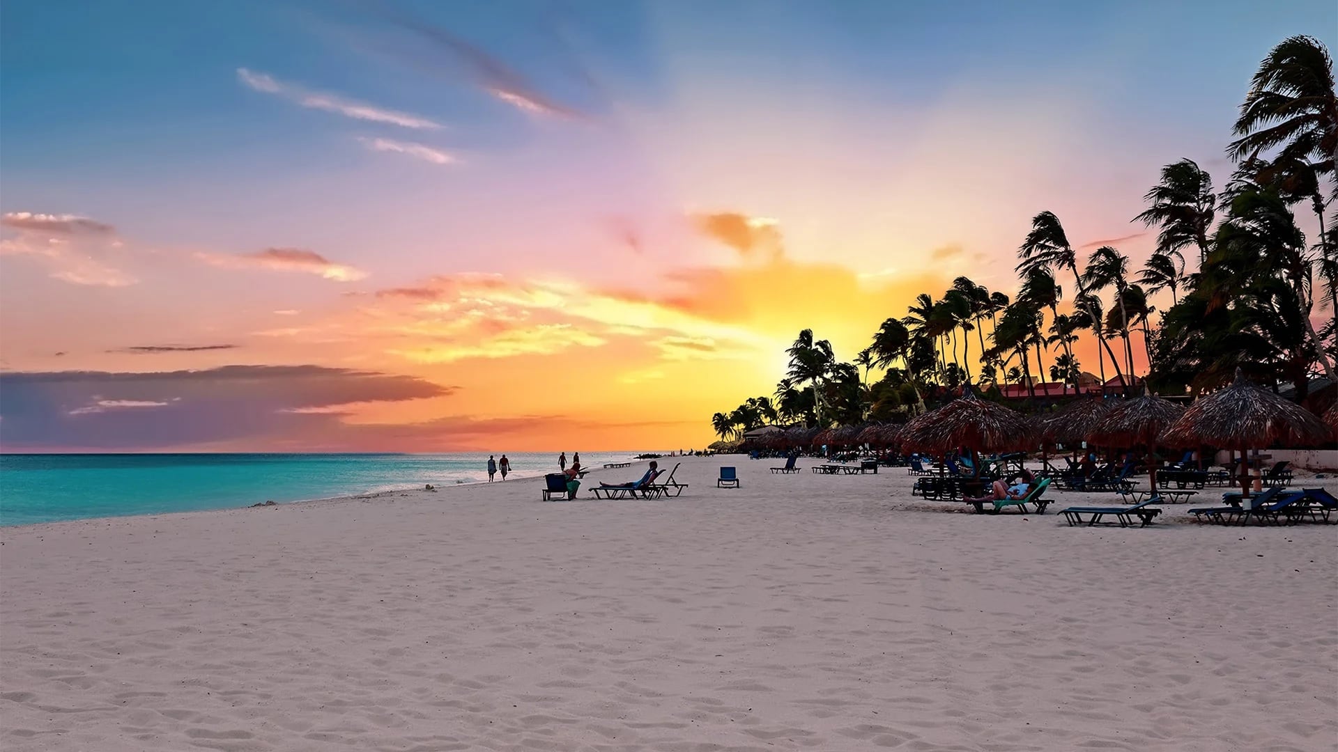 La arena fina y los atardeceres soñados atraen visitantes de todo el mundo.