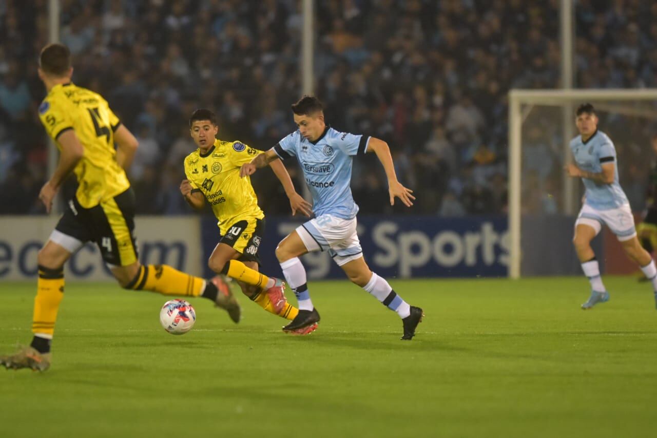 Belgrano juega viernes por la noche contra Flandria en el Gigante de Alberdi, en el marco de la fecha 16 de la Primera Nacional 2022.  (Facundo Luque / La Voz)