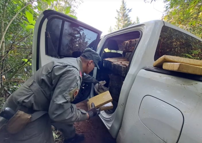 Puerto Esperanza: hallan camioneta abandonada repleta de marihuana.