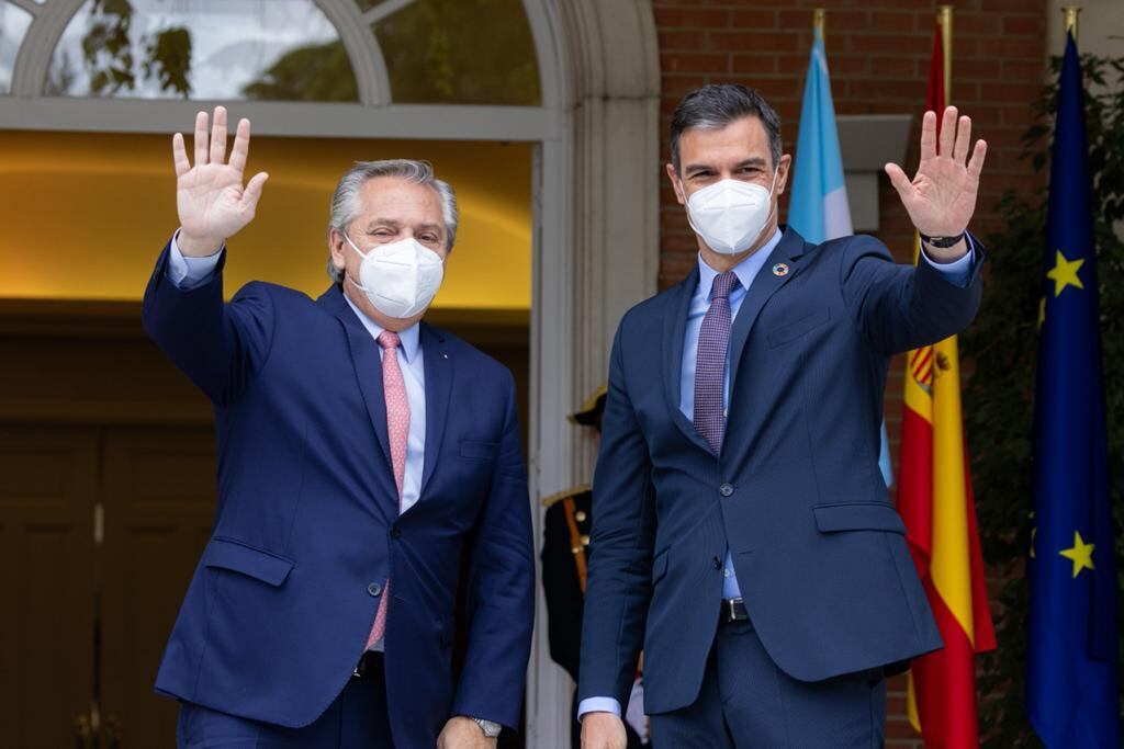 Alberto Fernández, con Pedro Sánchez. (Presidencia)