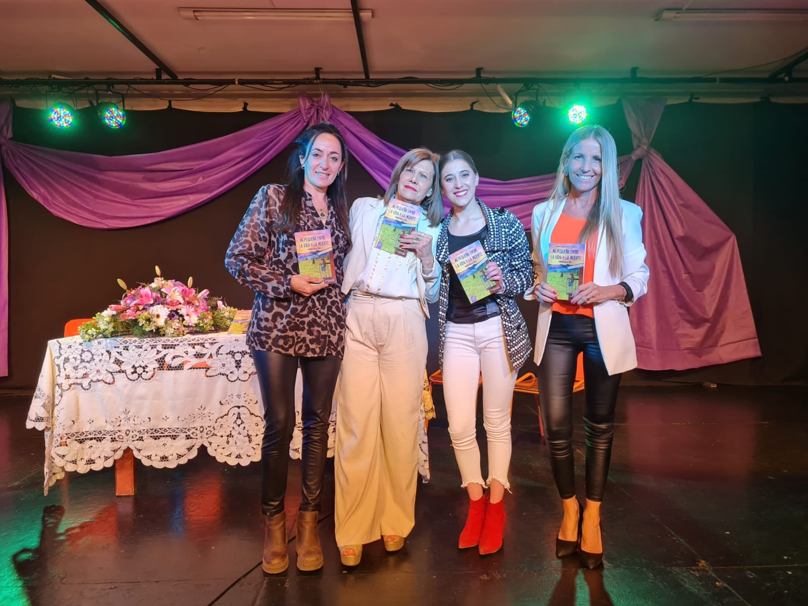 Gladys García presentó su libro "Mi pequeña entre la vida y la muerte: noventa días al límite" en el teatro Luis Encio Bianchi de Rivadavia. 
Acompañó la presentación la autora Fernanda Bustos.