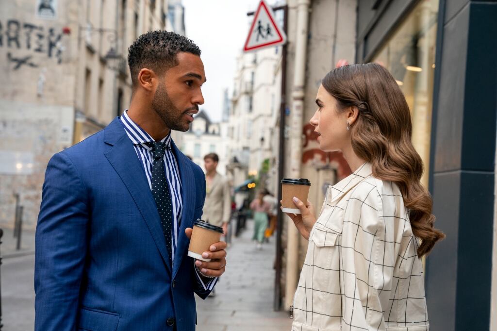 Emily y Alfie en 'Emily in Paris'