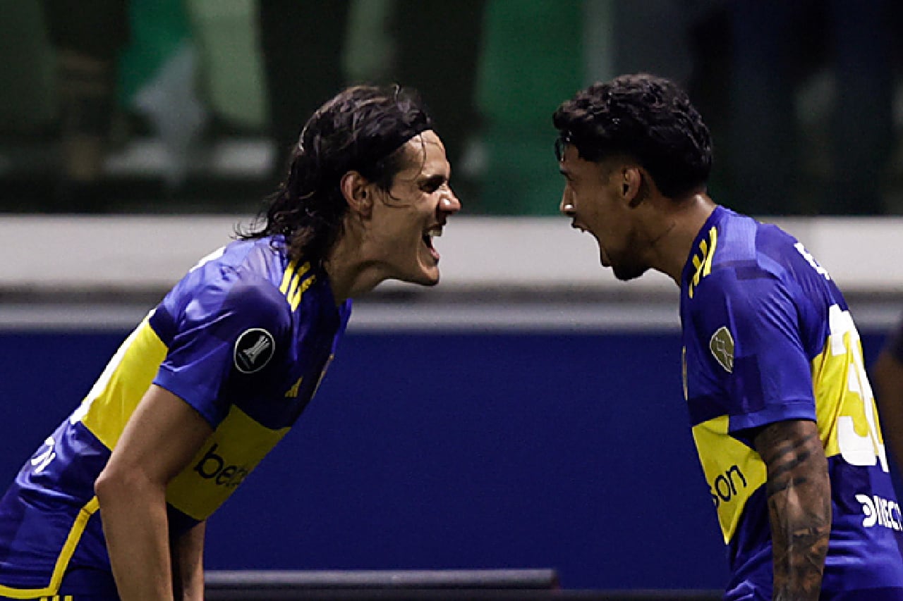 AMDEP024. SAO PAULO (BRASIL), 05/10/2023.- Edinson Cavani (i) de Boca Juniors celebra su gol con Cristian Medina hoy, en un partido de las semifinales de la Copa Libertadores entre Palmeiras y Boca Juniors en el estadio Allianz Parque en Sao Paulo (Brasil). EFE/ Isaac Fontana
