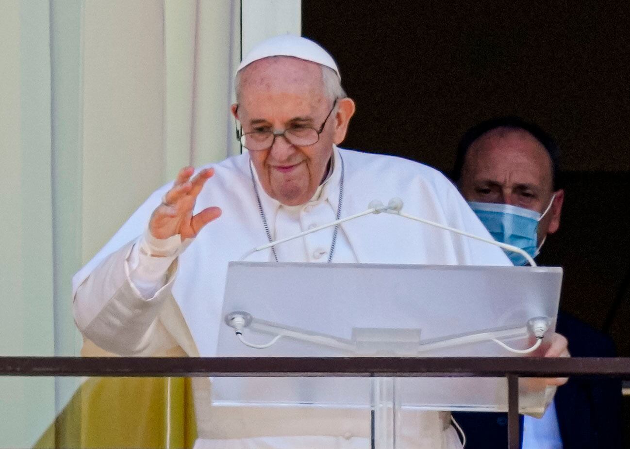 En esta imagen de archivo, tomada el 11 de julio de 2021, el papa Francisco sale al balcón del hospital policlínico Agostino Gemelli en Roma. (AP Foto/Alessandra Tarantino, archivo)