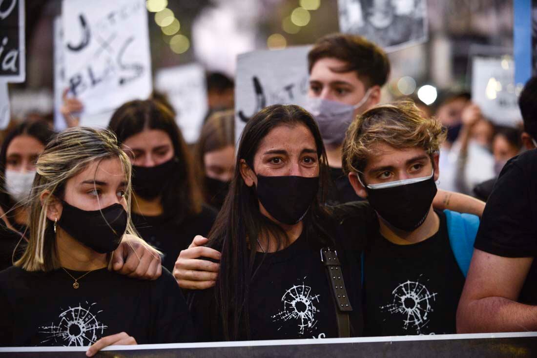 Soledad Laciar junto a amigos de blas que iban junto con Blas en el Fiat Argo. Marcha a un año del crimen de Blas Correas (Facundo Luque)