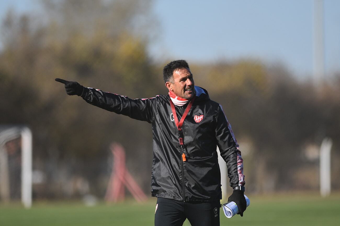 Diego Dabove, director técnico de Instituto, en el entrenamiento previo al clásico. (Pedro Castillo / La Voz)