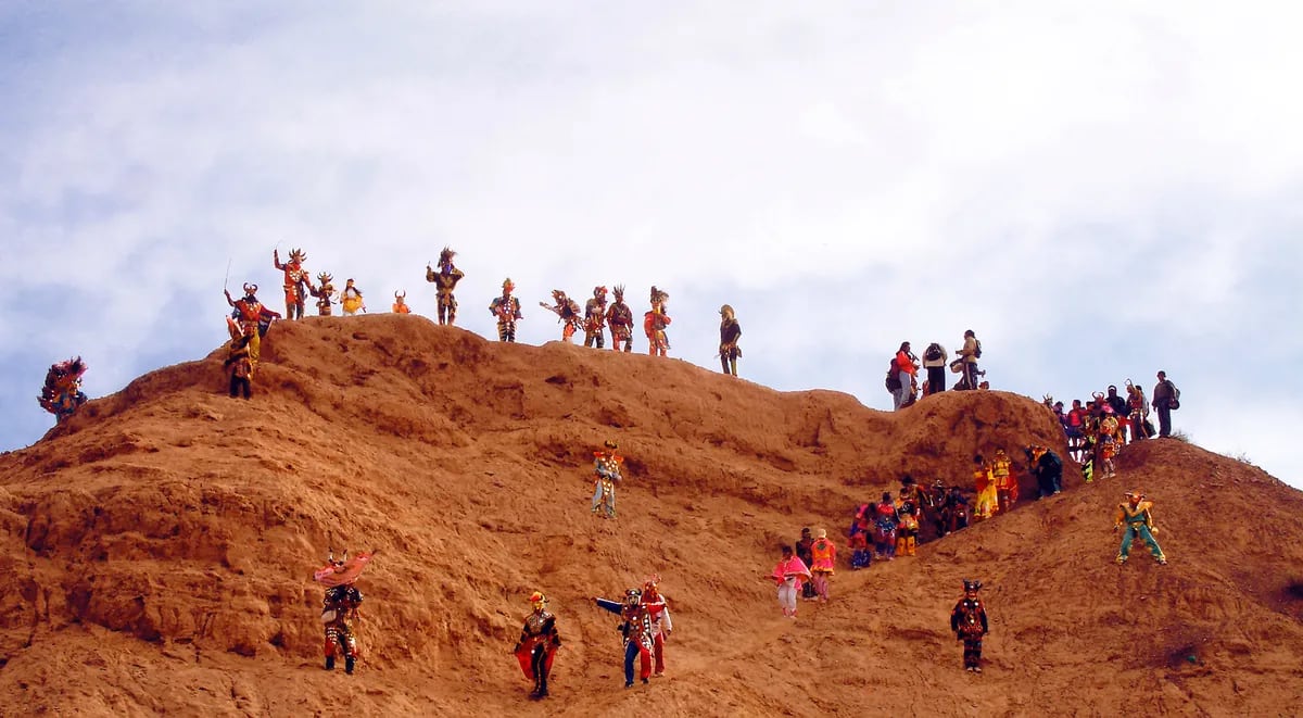 En la localidad quebradeña de Uquía -a 120 km de San Salvador de Jujuy- la "bajada de los diablos" desde los cerros es un acontecimiento inaugural del carnaval que reúne a un público multitudinario.