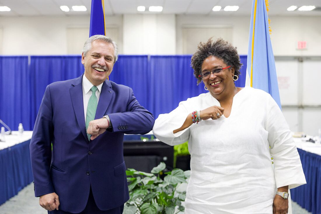 El presidente Alberto Fernández mantuvo un encuentro  en Barbados con la primera ministra de ese país, Mia Mottley, tras la separación de la Corona. 