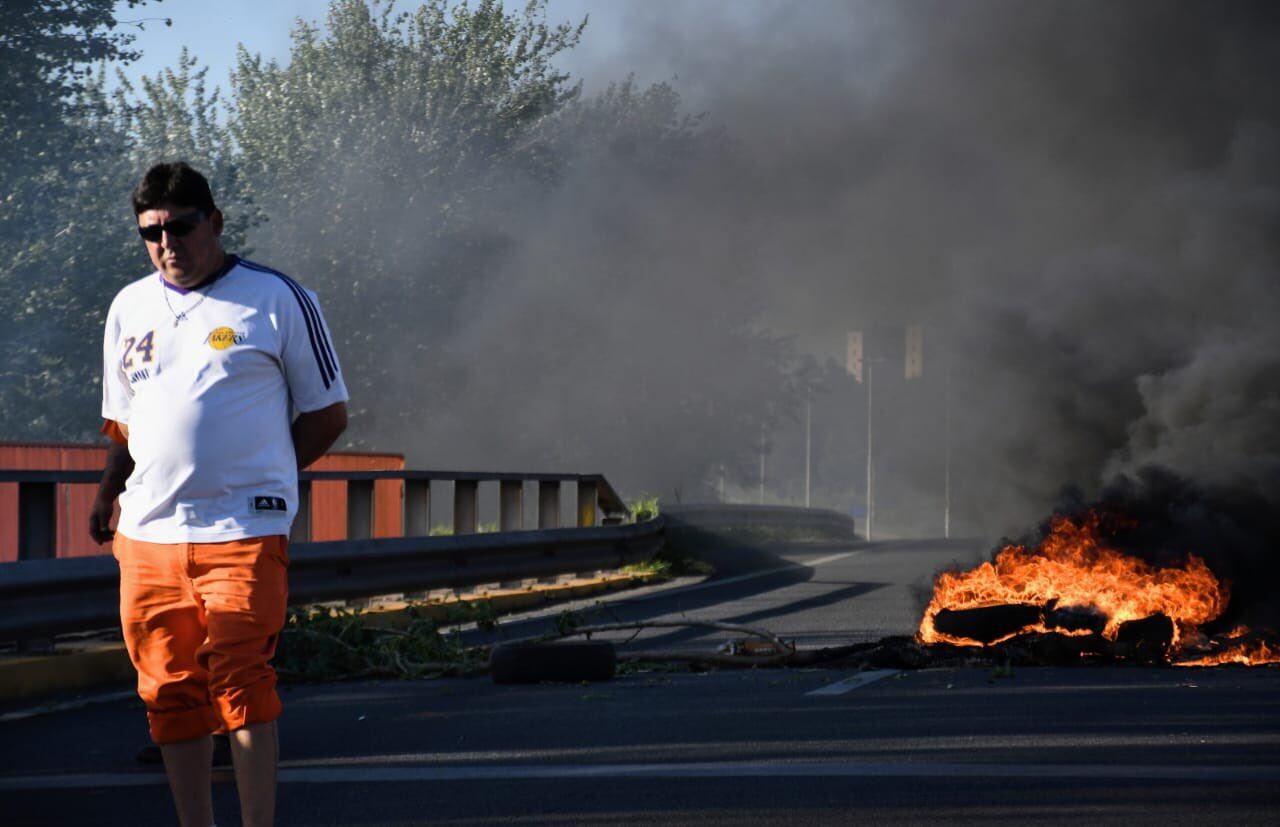 Los portuarios quemaron cubiertas sobre la calzada para impedir el paso vehicular.