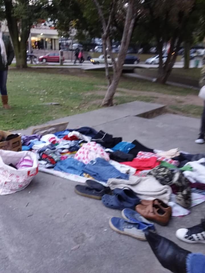 Entrega de ropa de abrigo además de merienda en la Plaza del Avión, cada lunes, miércoles y viernes a partir de las 15:30 horas.