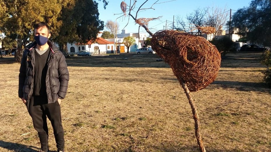 El joven puntaltense embellece un espacio verde con esculturas