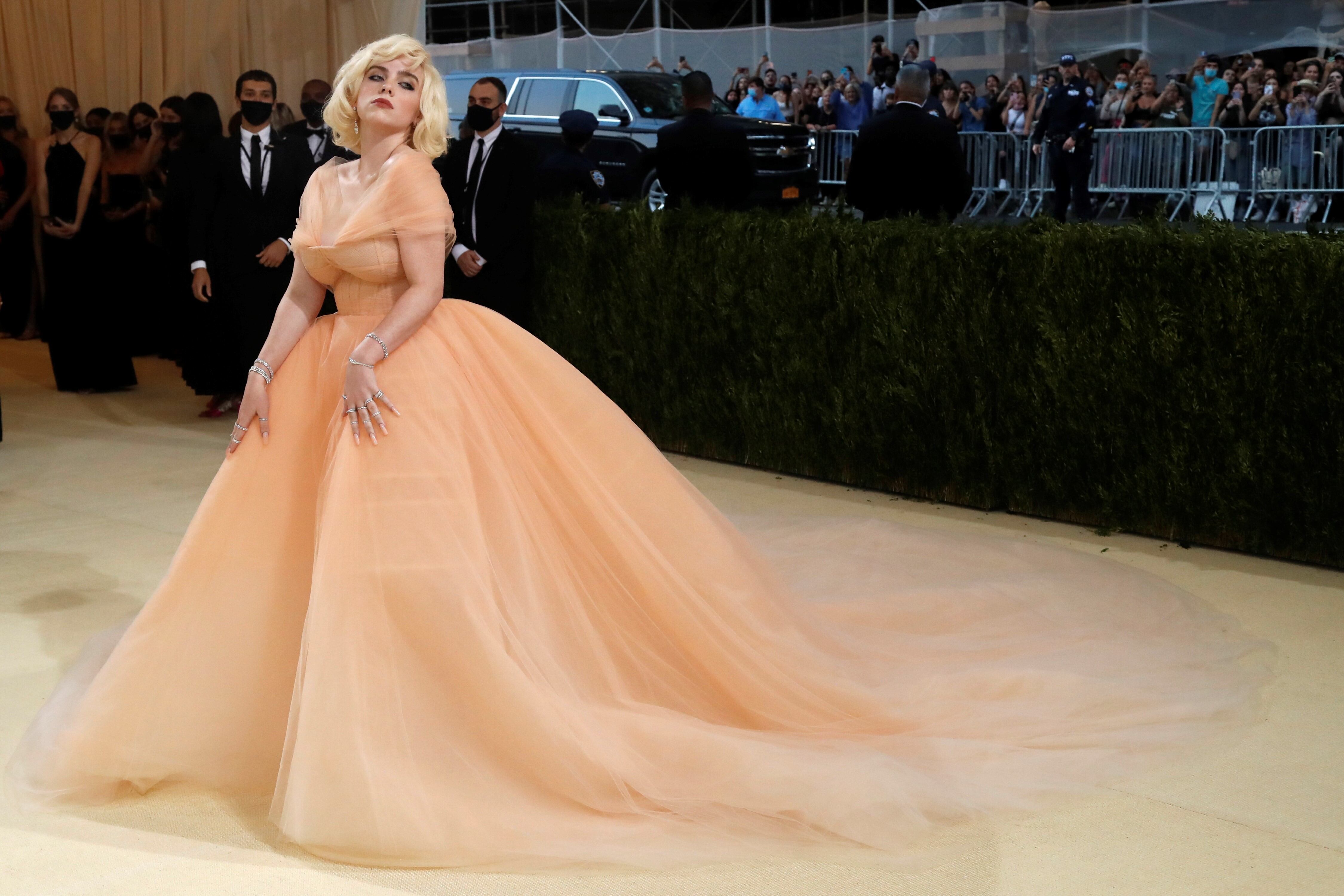 Billie Eilish en su paso por la escalinata de la Met Gala.