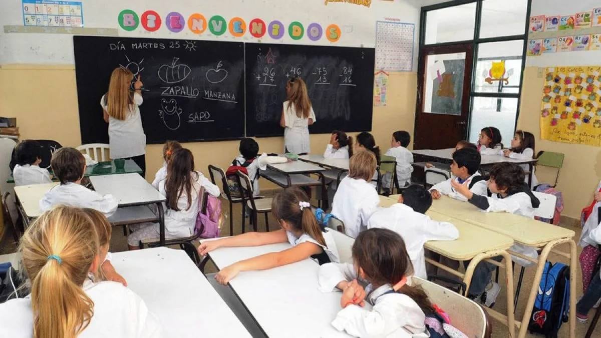 La Ayuda Cuota Escolar es complementaria con los vouchers educativos nacionales.