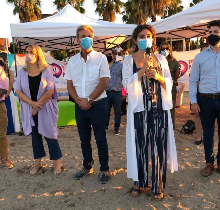 Claudia Martínez junto al intendente Adrián Walker en el marco de su visita a Miramar, una de las localidades que recorrió.