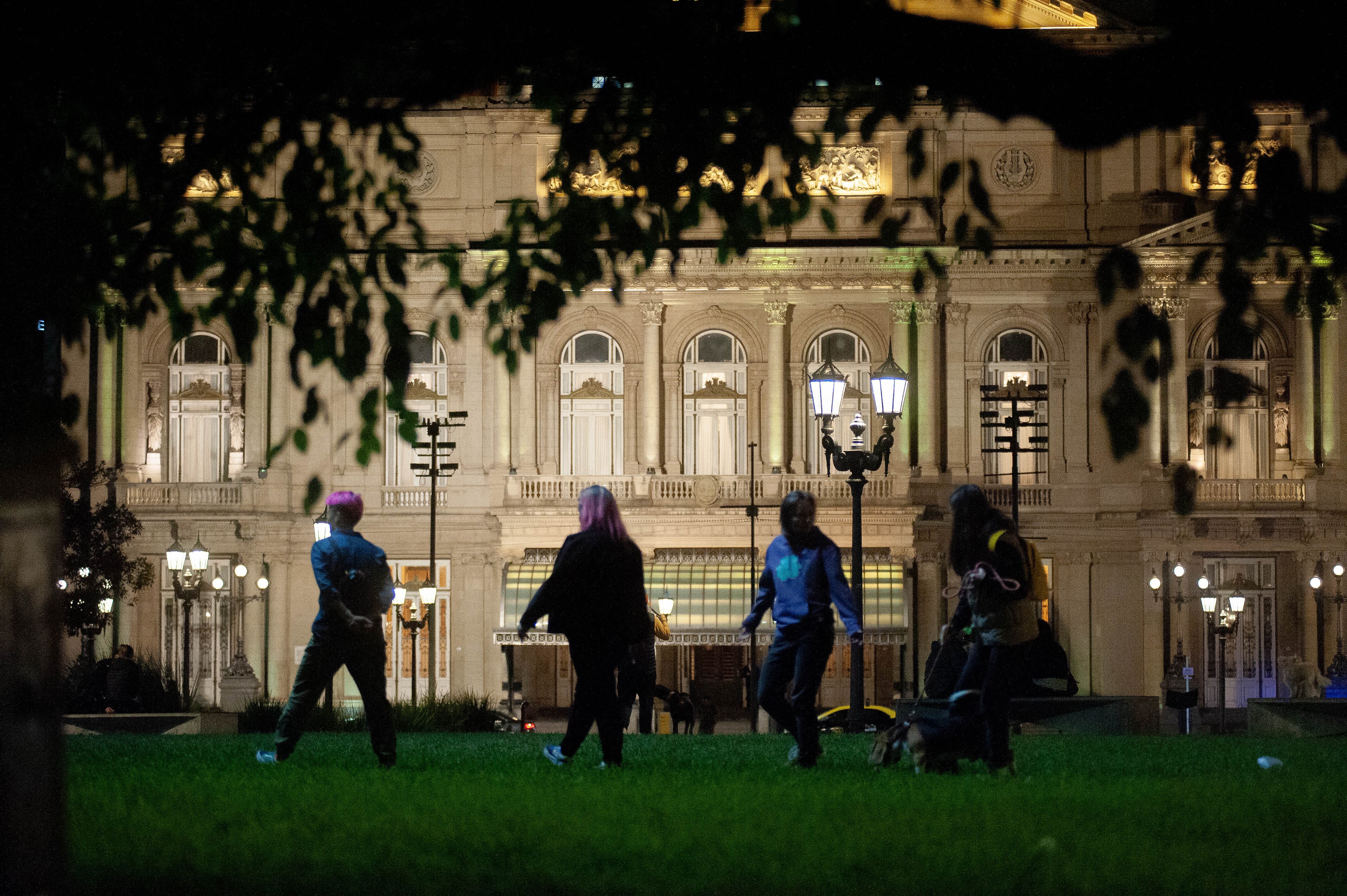 Zona del Teatro Colon en la ciudad de Buenos Aires
Denuncias de robo e Inseguridad a la salida del teatro a la noche
en las inmediaciones y la plaza 

Foto Federico Lopez Claro