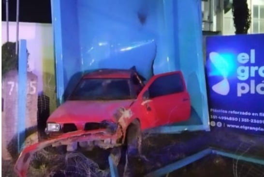 Choque contra pileta. (Policía)