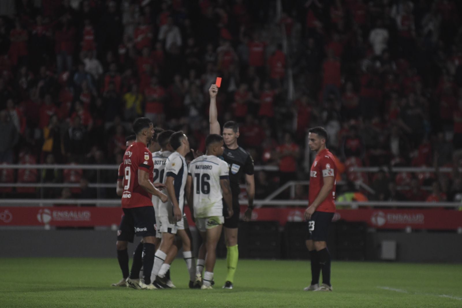 Muchas polémicas. Talleres visitó a Independiente por la última fecha de la Zona A de la Copa de la Liga Profesional 2024. (Federico López Claro / La Voz)